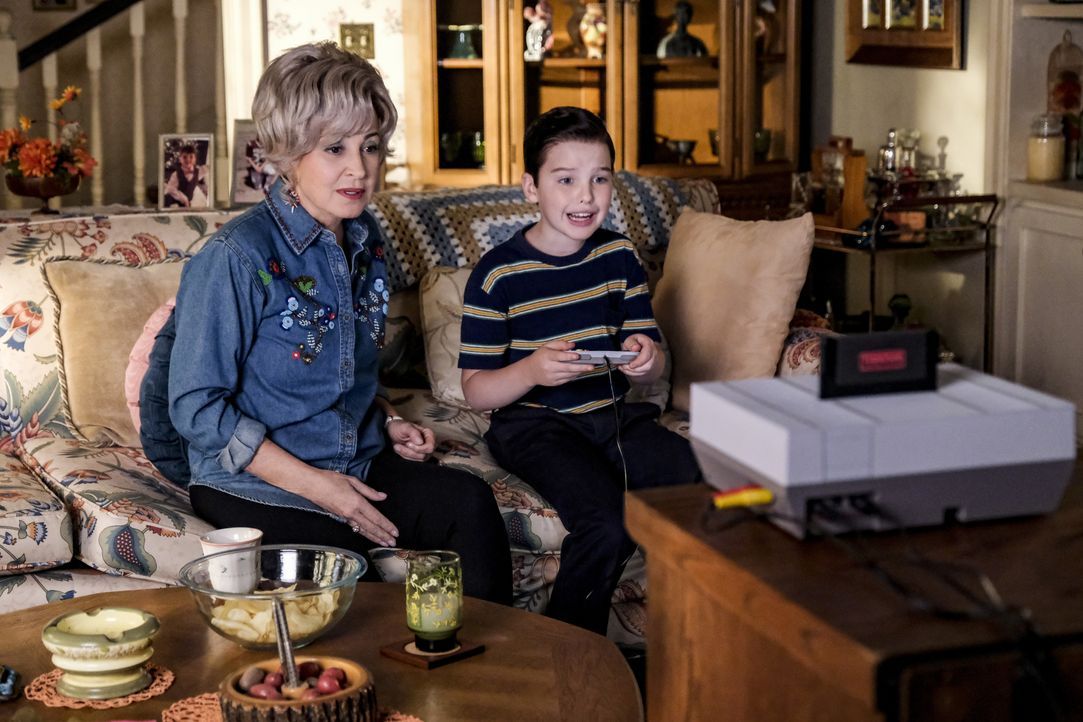 Meemaw (Annie Potts, l.); Sheldon (Iain Armitage, r.) - Bildquelle: Darren Michaels 2018 WBEI. All rights reserved./Darren Michaels / Darren Michaels