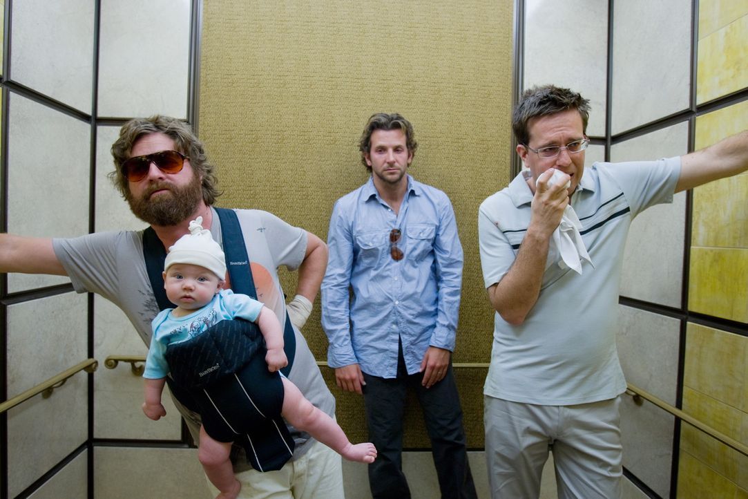 Bräutigam Doug beschließt mit seinen drei Trauzeugen Phil (Bradley Cooper, M.), Stu (Ed Helms, r.) und Alan (Zach Galifianakis, l.) in Las Vegas e... - Bildquelle: Warner Brothers