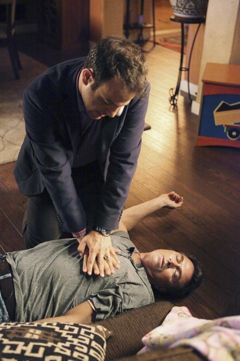 Während Sheldon versucht Amelia bei ihrem Rückfall in den Alkoholismus zu helfen, kämpft Cooper (Paul Adelstein, hinten) um das Leben von Pete (T... - Bildquelle: ABC Studios