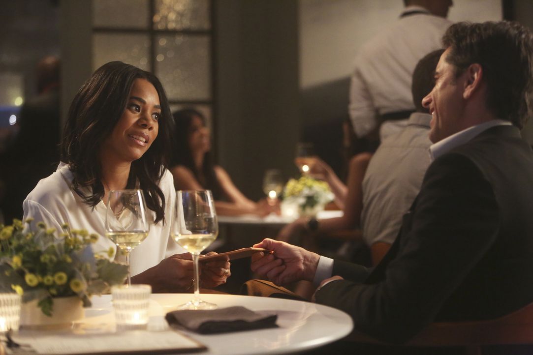Jimmy (John Stamos, r.) verabredet sich zu einem Date mit CEO Catherine Sanders (Regina Hall, l.) und ist von ihr höchst angetan. Doch die Vorstands... - Bildquelle: Jordin Althaus 2016 ABC Studios. All rights reserved.