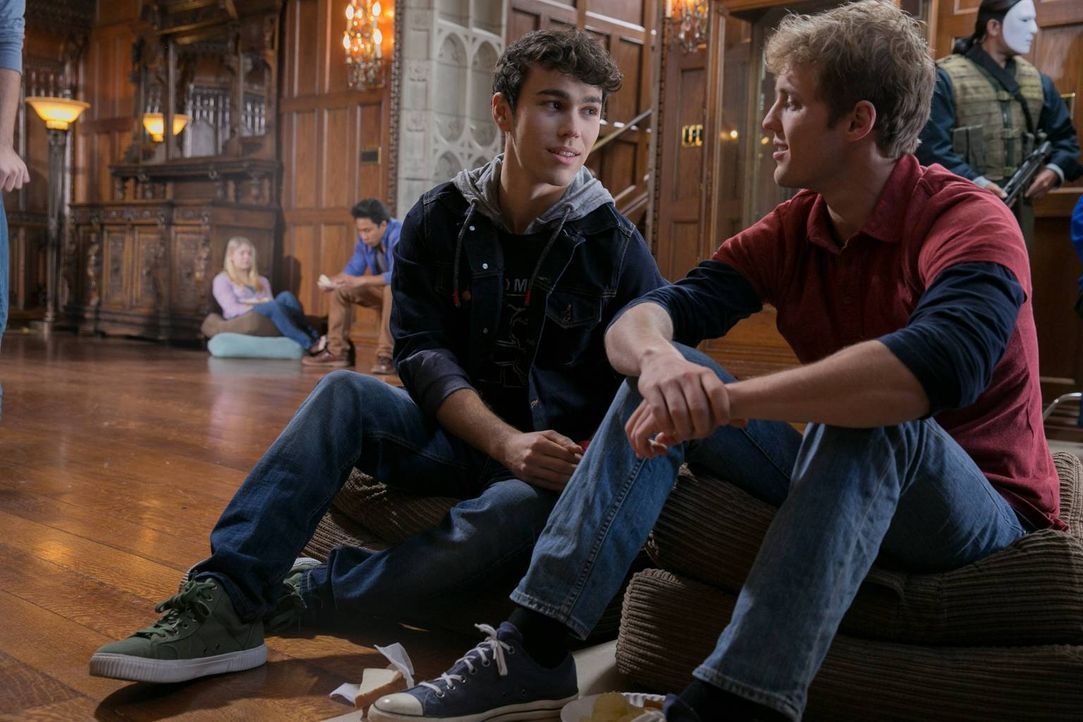 Ahnen nicht, in welcher Gefahr sie sich befinden: Ian (Max Schneider, l.) und Luke (Brandon Ruiter, r.) ... - Bildquelle: 2013-2014 NBC Universal Media, LLC. All rights reserved.