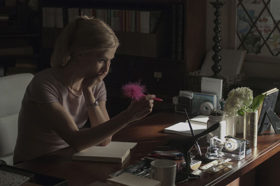 Als Amy (Rosamund Pike) beginnt, ein Tagebuch zu führen, verfolgt sie nur ein Ziel: die Vernichtung ihres Ehemannes! - Bildquelle: 2014 Twentieth Century Fox Film Corporation.  All rights reserved.