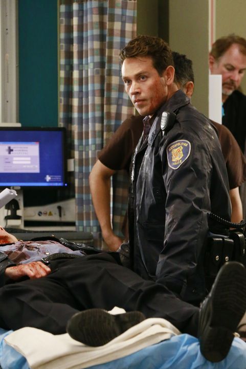 Obwohl er selbst verletzt ist, kümmert sich Dan (Kevin Alejandro) um seinen Kollegen, während sich Amelia ihren Gefühlen für Owen stellen muss ... - Bildquelle: ABC Studios