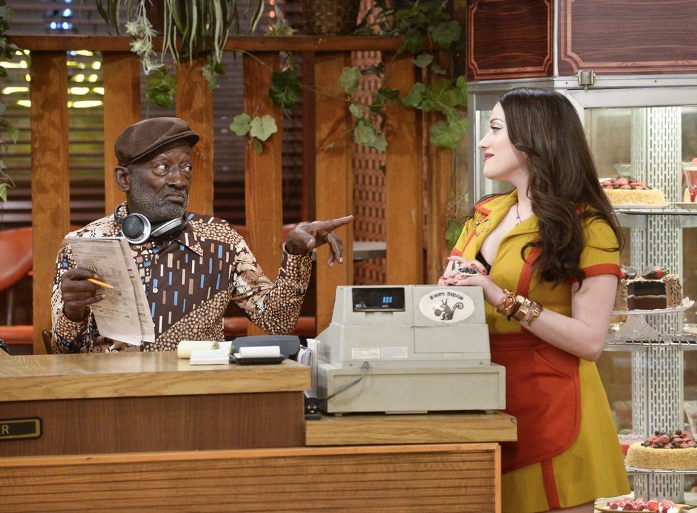 Als Max (Kat Dennings, r.) mit Earl (Garrett Morris, r.) vergnügt Kreuzworträtsel löst, ahnt sie noch nicht, dass sie bald Besuch von einem alten Be... - Bildquelle: 2016 Warner Brothers