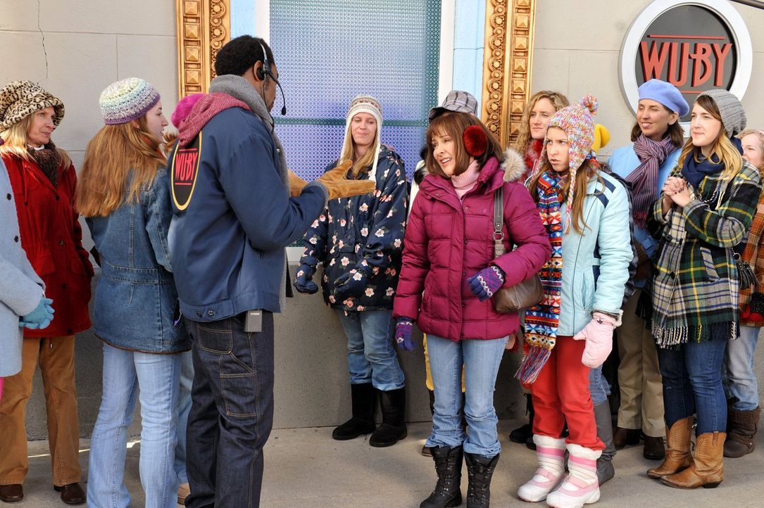 Weil Sue (Eden Sher, 3.v.r.) unbedingt zu einem Justin Bieber-Konzert gehen will, tut Frankie (Patricia Heaton, 4.v.r.) alles, um an Karten zu komme... - Bildquelle: Warner Brothers