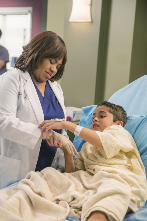 Der kleine Jack (Nicolas Bechtel, r.) ruft in Miranda (Chandra Wilson, l.) Muttergefühle hervor. Die Ärztin wäre selbst gerne mehr für ihren eigenen... - Bildquelle: ABC Studios