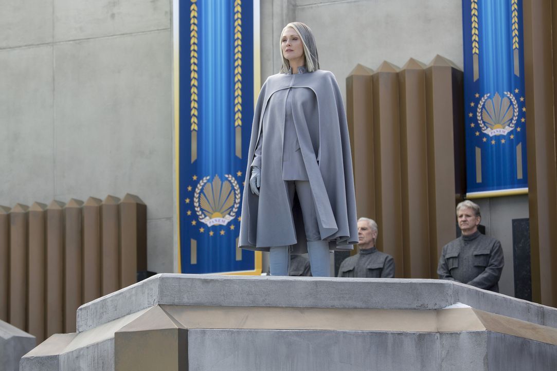 Im Capitol angekommen, greift Rebellen-Präsidentin Alma Coin (Julianne Moore) schon schnell Snows Unterdrückungsmethoden auf, um ihre Macht zu festi... - Bildquelle: Murray Close TM &   2015 Lions Gate Entertainment Inc. All rights reserved.