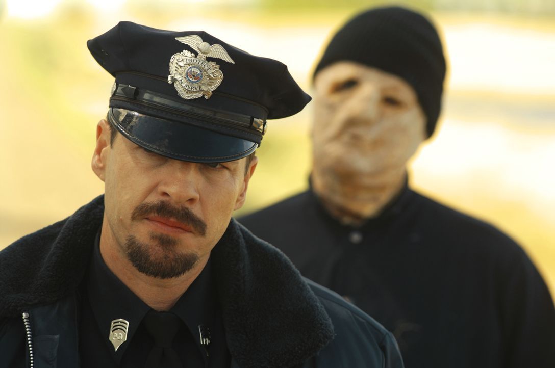 Den Tod im Nacken: Polizist Jim Conrad (French Stewart) ... - Bildquelle: 2008 Warner Brothers