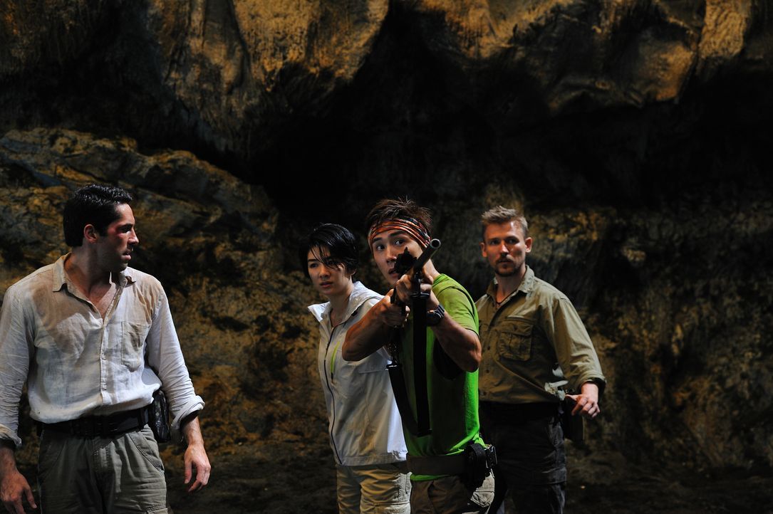 Als (v.l.n.r.) Travis (Scott Adkins), Lan (Yi Huang), Brandon (Nathan Lee) und Chuck (Murray Clive Walker) die Bestie erblicken, bleibt ihnen wider...