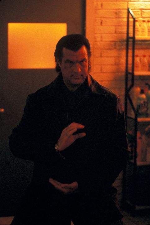 Nach sieben unschuldig im Knast verbrachten Jahren möchte Archäologieprofessor Robert Burns (Steven Seagal) endlich seine Ruhe haben. Da macht ihm... - Bildquelle: Nu Image