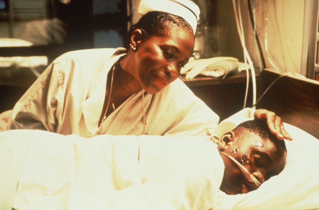 Als der verletzte Jimmy (Christian Coleman, r.) ins Krankenhaus muss, findet er bei der Krankenschwester Shelly (Starletta DuPois, l.) mütterlichen... - Bildquelle: Warner Bros.