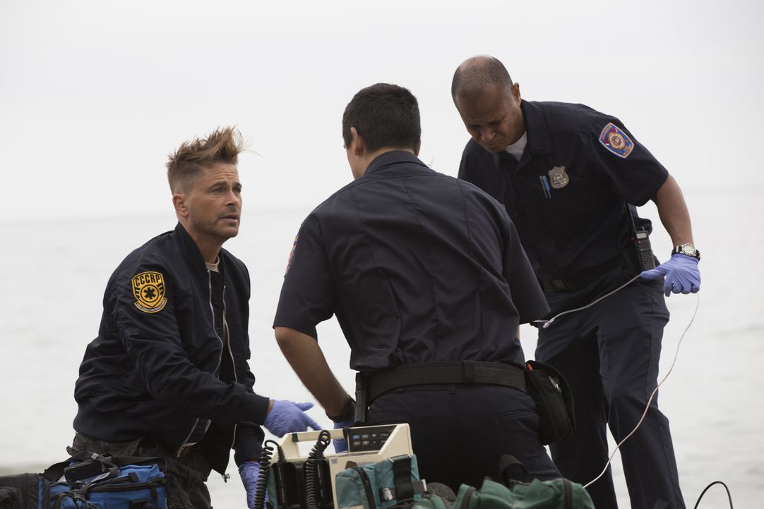 Colonel Ethan Willis (Rob Lowe, l.) tritt dem Angels Memorial Team bei und durchlebt mit Dr. Leighton einen riskanten Helikopterflug, um in Malibu O... - Bildquelle: Paul Sarkis 2015 ABC Studios