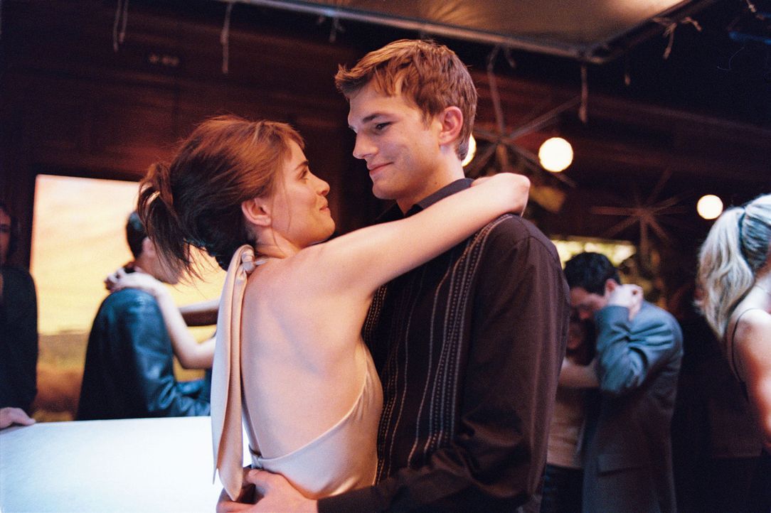 Im Laufe vieler Jahre verbringen Emily (Amanda Peet, l.) und Oliver (Ashton Kutcher, r.) viele unvergessliche Stunden miteinander, aber danach gehen... - Bildquelle: Touchstone Pictures. All rights reserved