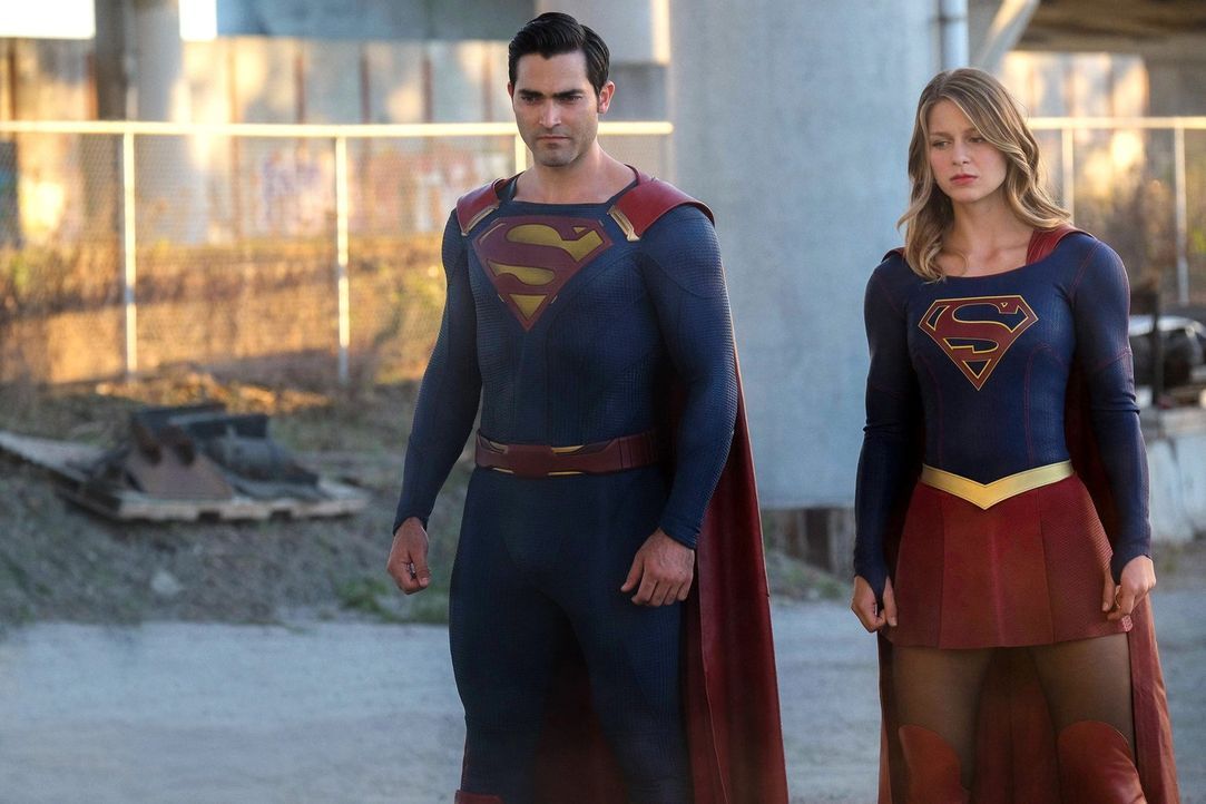 Cadmus greift National City an. Kara alias Supergirl (Melissa Benoist, r.) und Clark alias Superman (Tyler Hoechlin, l.)  gehen gemeinsam dagegen vo... - Bildquelle: 2016 Warner Bros. Entertainment, Inc.