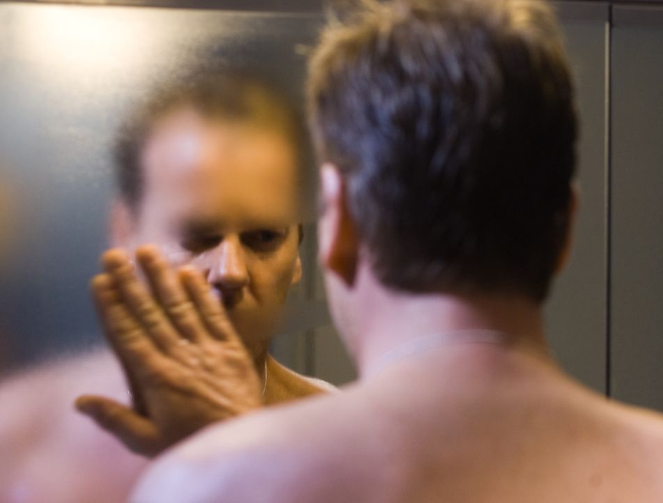 Allmählich dämmert Ben (Kiefer Sutherland), dass die Spiegel ein Eigenleben entwickelt haben und seine Familie und ihn massiv bedrohen ... - Bildquelle: 2007 Regency Enterprises, New Regency Pictures