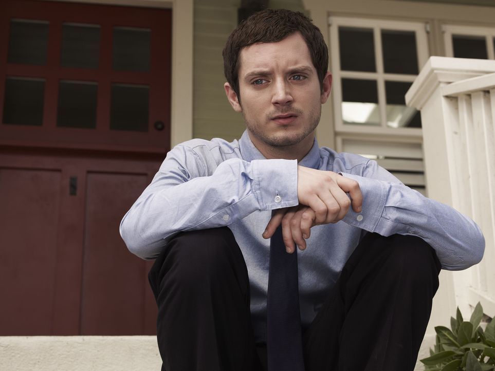 (1. Staffel) - Ryan (Elijah Wood) ist ein arbeitsloser Anwalt, der sich in seine Nachbarin Jenna verliebt. Nach einem missglücktem Selbstmordversuch... - Bildquelle: 2011 FX Networks, LLC. All rights reserved.