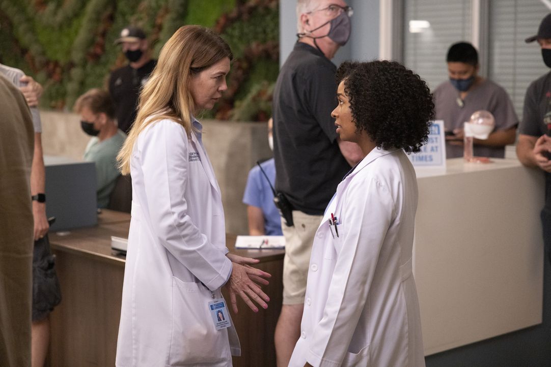 Dr. Meredith Grey (Ellen Pompeo, l.); Dr. Simone Griffith (Alexis Floyd, r.) - Bildquelle: Liliane Lathan © 2022 American Broadcasting Companies, Inc. All rights reserved. / Liliane Lathan