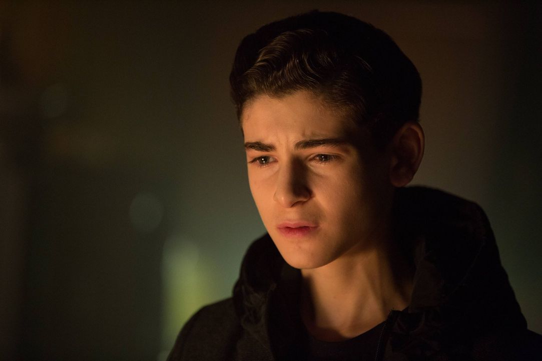 Bruce (David Mazouz) und Alfred begeben sich gemeinsam auf die Suche nach Matches, dem Mann, der die Eltern von Bruce umgebracht haben soll, während... - Bildquelle: Warner Brothers