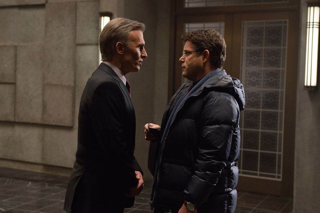 Mit was hat der skrupellose Thomas Eichorst (Richard Sammel, l.) Jim (Sean Astin, r.) in der Hand? - Bildquelle: 2014 Fox and its related entities. All rights reserved.