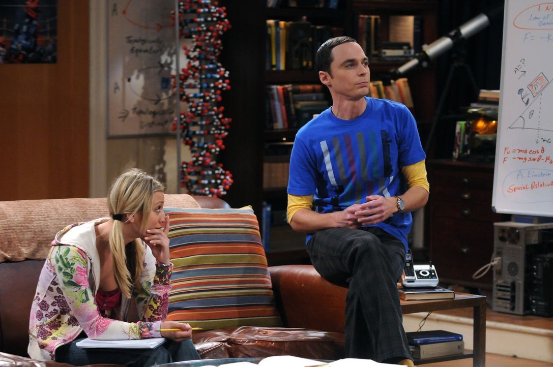 Penny (Kaley Cuoco, l.) ist von der Situation alles andere als begeistert und bittet deshalb Sheldon (Jim Parsons, r.), ihr etwas über Physik beizu... - Bildquelle: Warner Bros. Television