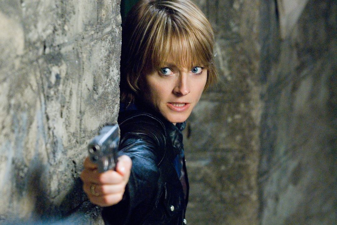 Nachdem ihr Verlobter bei einem nächtlichen Überfall brutal ermordet wurde, wandelt sich Erica Bain (Jodie Foster) von einem eher friedfertigen Mi... - Bildquelle: Warner Bros.