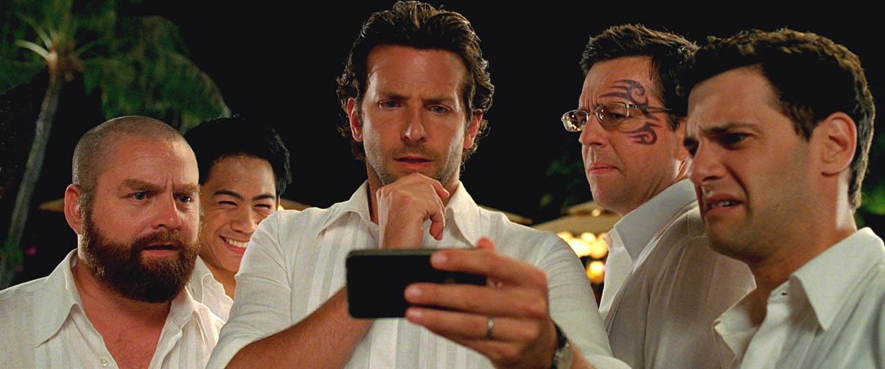 Erschreckende Bilder von der ungeplanten Junggesellenparty warten auf (v.l.n.r.) Alan (Zach Galifianakis), Teddy (Mason Lee), Phil (Bradley Cooper),... - Bildquelle: Warner Brothers