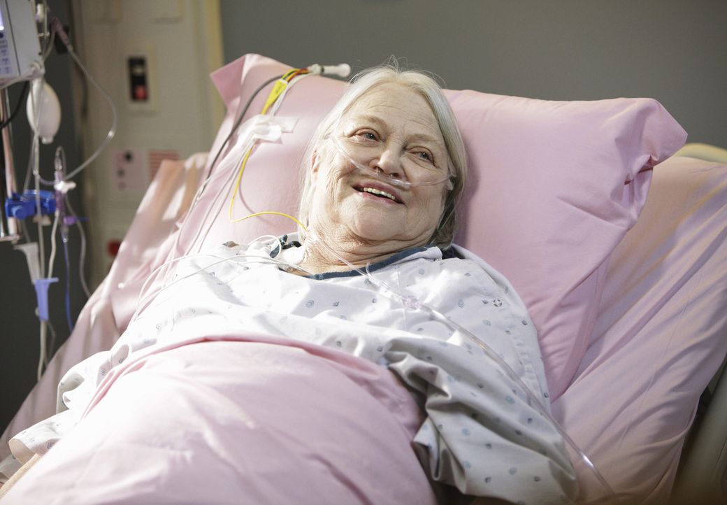 Wird mit einer Herzrhythmusstörung ins Krankenhaus eingeliefert: Petes Mutter Frances (Louise Fletcher) ... - Bildquelle: ABC Studios