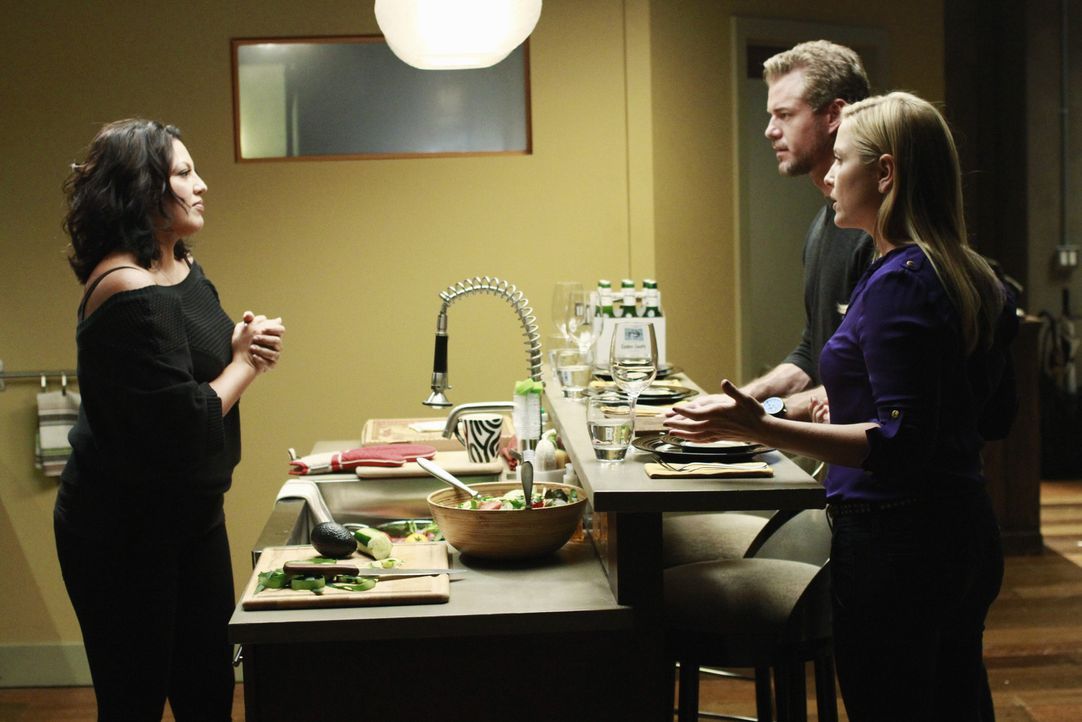 Arizona (Jessica Capshaw, r.) und Mark (Eric Dane, M.) kochen um die Wette, was Callie (Sara Ramirez, r.) vollkommen gegen den Strich geht. Sie hat... - Bildquelle: ABC Studios