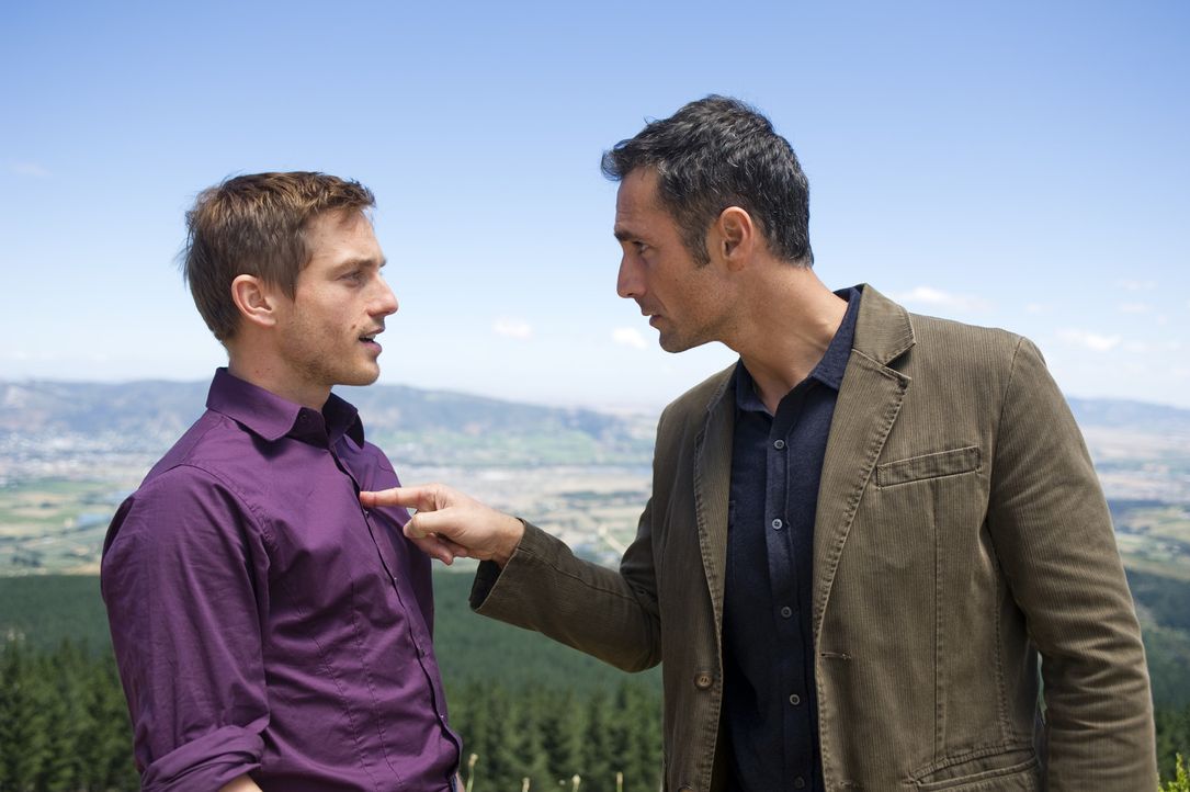 Während Angelo (Raoul Bova, r.) als Treasure Guard im Dienst des Vatikans ein Leben voller Verantwortung führt, nimmt es Luca (Volker Bruch, l.) m... - Bildquelle: Tandem Communication GmbH & Film Afrika Worldwide (Pty) Limited South Africa