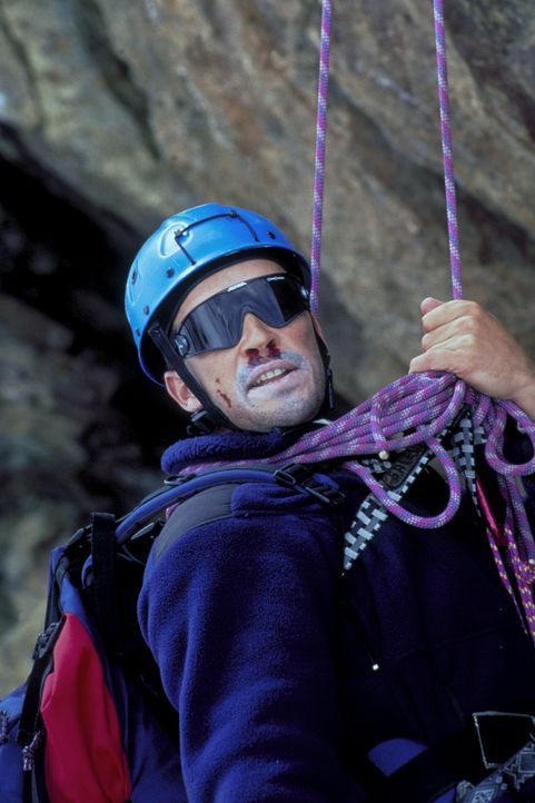 Obwohl Dr. Nicolas Amberg (Michael Roll) ein erfahrener Bergsteiger ist, kommt es zu einer Katastrophe. ... - Bildquelle: ProSieben