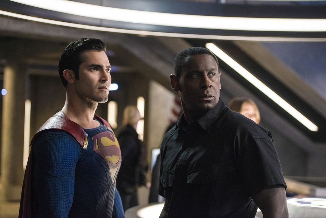 Als plötzlich eine ernstzunehmende Drohung von Cadmus das DEO erreicht, beschließen Hank (David Harewood, r.) und Clark alias Superman (Tyler Hoechl... - Bildquelle: 2016 Warner Bros. Entertainment, Inc.