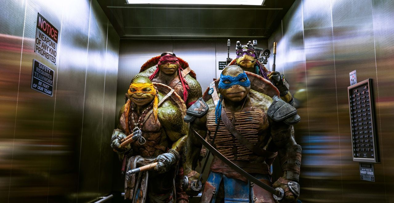 Zusammen mit der Journalistin April stürzen sich Michelangelo (Noel Fisher, vorne l.), Leonardo (Pete Ploszek, vorne r.), Raphael (Alan Ritchson, hi... - Bildquelle: MMXIV Paramount Pictures Corporation. All Rights Reserved.