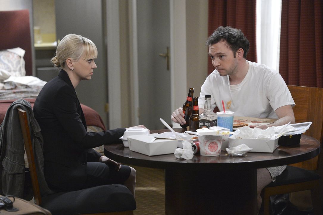 Trotz der Beförderung beschwert sich Christy (Anna Faris, l.) bei Gabriel (Nate Corddry, r.) ... - Bildquelle: Warner Bros. Television