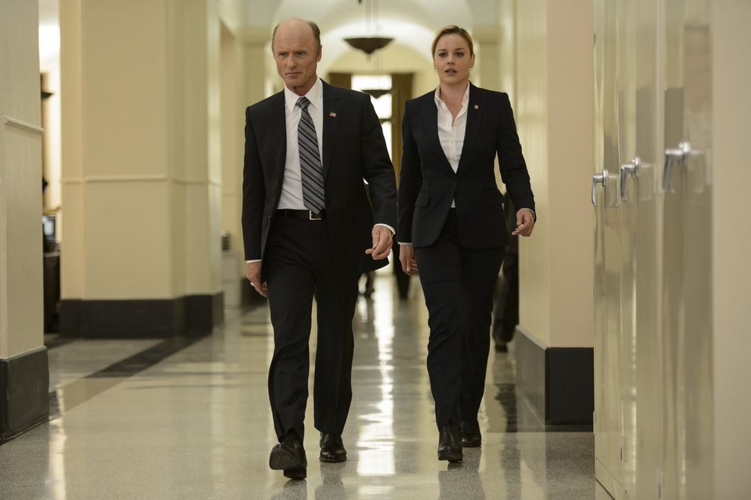 Leonard Dekkom (Ed Harris, l.); Sarah Wilson (Abbie Cornish, r.) - Bildquelle: 2017 Warner Bros. Entertainment Inc., Skydance Productions, LLC and RatPac-Dune Entertainment LLC. All Rights Reserved.