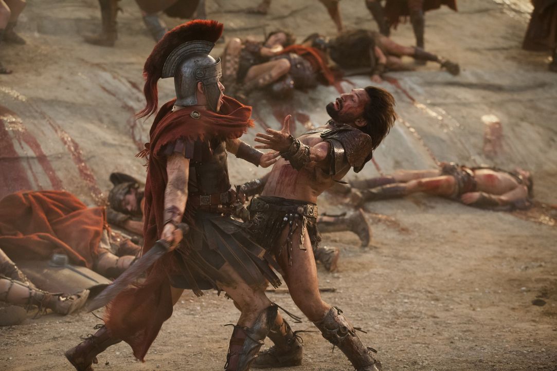 Zwischen Julius Caesar (Todd Lasance, l.) und Crixus (Manu Bennett, r.) beginnt ein Kampf auf Leben und Tod ... - Bildquelle: 2012 Starz Entertainment, LLC. All rights reserved.