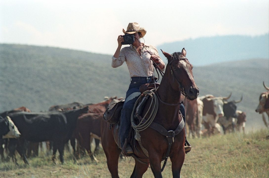 Katharina (Natalia Wörner) versucht den Alltag eines Cowboys mit der Kamera einzufangen. - Bildquelle: Sat.1