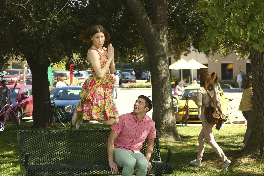 Während sich Frankie, Mike und Brick über eine Glückssträhne freuen, führt Sue (Eden Sher, l.) mit Brad (Brock Ciarlelli, r.) ein besonderes Gespräc... - Bildquelle: Warner Bros.