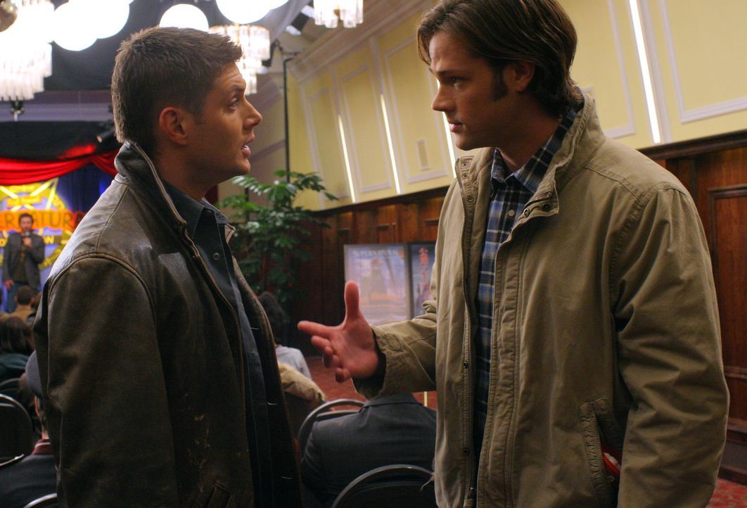 Die echten Geisterjäger: Dean (Jensen Ackles, l.) und Sam (Jared Padalecki, r.) ... - Bildquelle: Warner Bros.