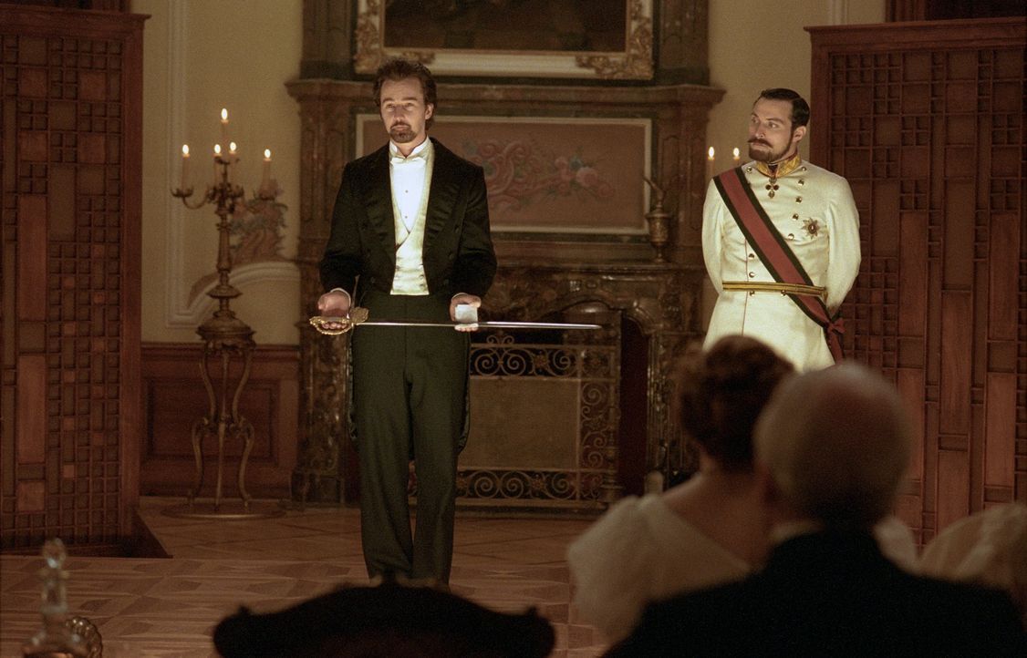 Als der Illusionist Eisenheim (Edward Norton, l.) während einer Vorstellung den rachsüchtigen und hemmungslosen Kronprinzen Leopold (Rufus Sewell, r... - Bildquelle: 2006 Yari Film Group Releasing, LLC.  All Rights Reserved.