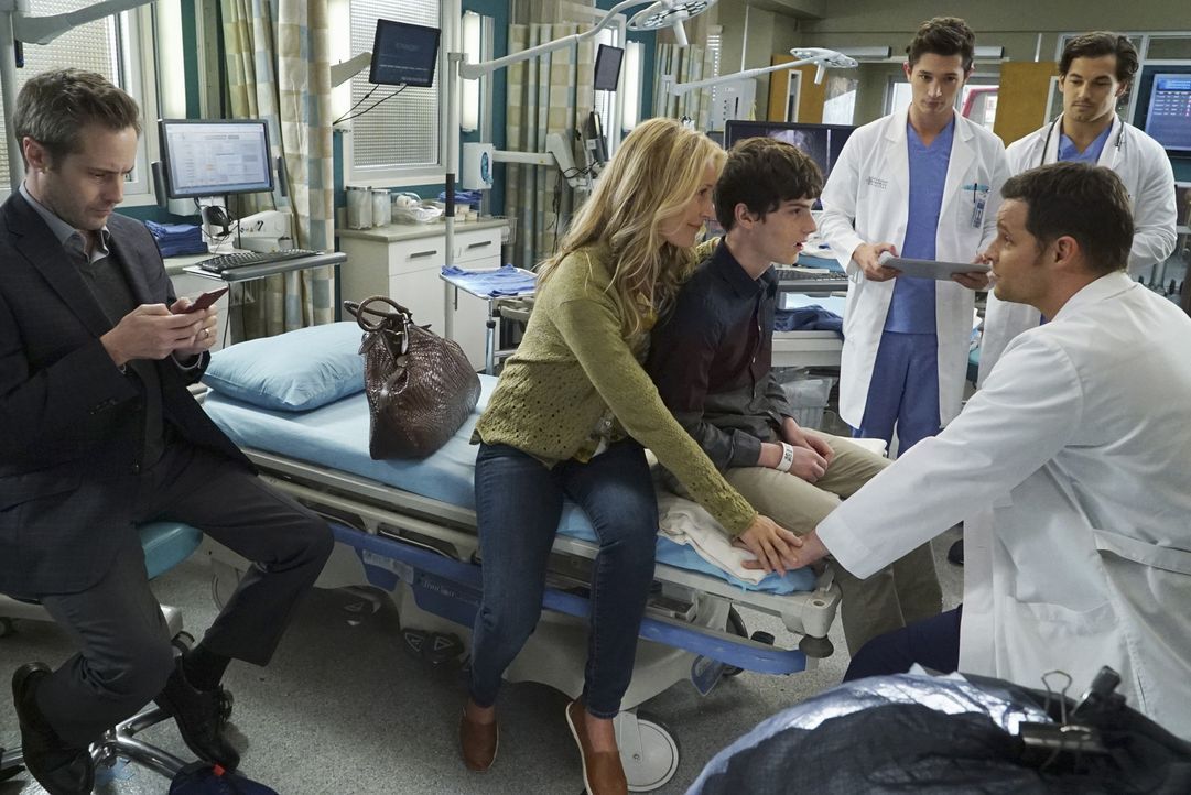 Im Krankenhaus kümmern sich Alex (Justin Chambers, vorne r.), Andrew (Giacomo Gianniotti, hinten r.) und Mitchell (Joe Dinicol, hinten l.) um Gary (... - Bildquelle: Richard Cartwright ABC Studios