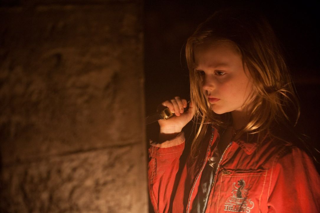 Zoe (Emily Alyn Lind) leidet immer stärker unter einem Lagerkoller. Kein Wunder, die Siebenjährige hat im Bunker keine Freunde zum Spielen, kein Tag... - Bildquelle: 2015 Warner Bros.