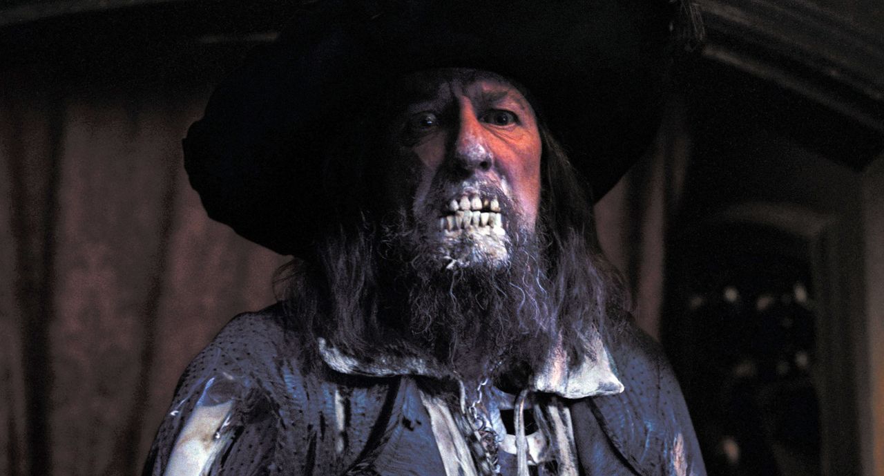 Niemand ahnt, dass auf dem berüchtigten Captain Barbossa (Geoffrey Rush) und seiner Crew ein Fluch lastet. In Wirklichkeit sind sie eine Meute von U... - Bildquelle: Disney/ Jerry Bruckheimer