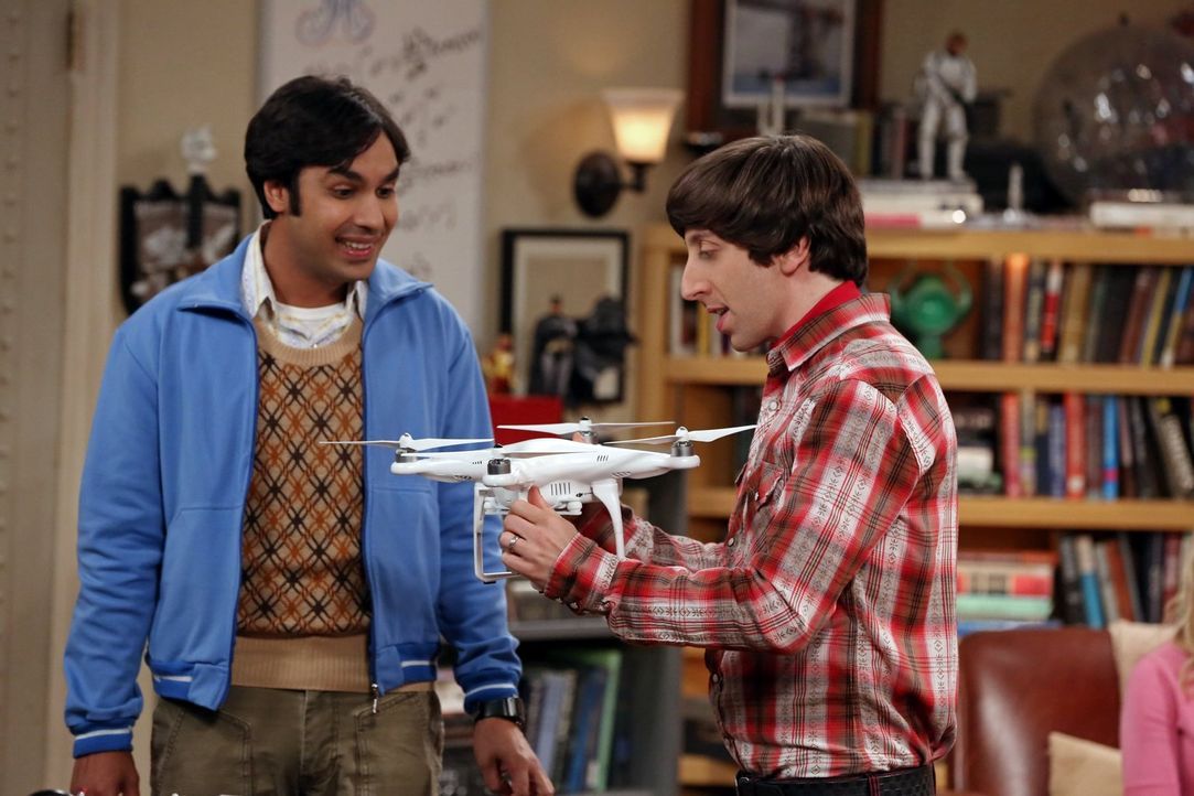 Die Drohne, die Raj (Kunal Nayyar, l.) von seinem Vater bekommen hat, ist noch ganz neu, als Howard (Simon Helberg, r.) sie in die Hände bekommt ... - Bildquelle: Warner Bros. Television