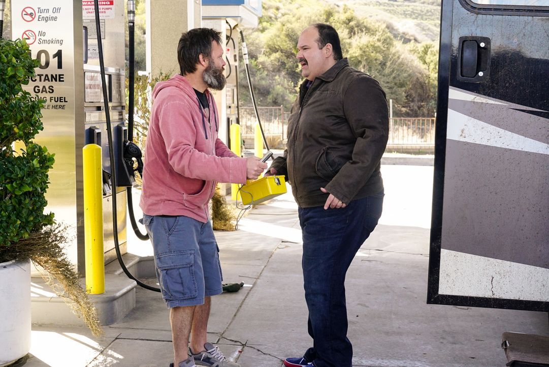 Phil (Will Forte, l.); Todd (Mel Rodriguez, r.) - Bildquelle: Kevin Estrada © 2017 Fox and its related entities. All rights reserved. / Kevin Estrada