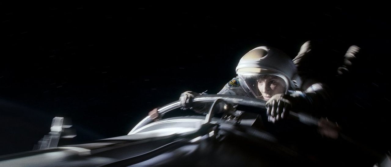 Nachdem ihr Shuttle durch Trümmerteile zerstört wurde, wird Biomedizinerin Ryan (Sandra Bullock) hautnah mit der Weite des Weltalls konfrontiert ... - Bildquelle: Warner Brothers