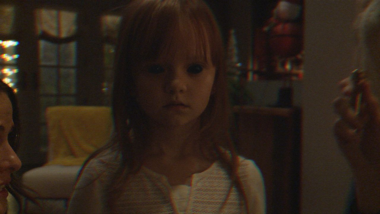 Um zu ergründen, was hinter den mysteriösen Ereignissen steckt, stellen Leilas (Ivy George) Eltern im ganzen Haus Kameras auf. Doch was sie mit dene... - Bildquelle: 2015 Paramount Pictures.