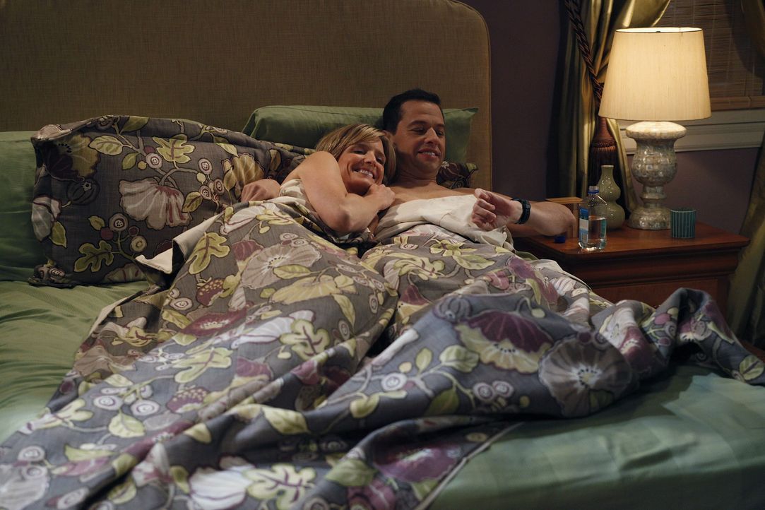 Lyndsey (Courtney Thorne-Smith, l.) sagt Alan (Jon Cryer, r.) dass sie ihn liebt und fragt ob er sie auch liebe. Nach einigem zögern gesteht auch A... - Bildquelle: Warner Brothers Entertainment Inc.
