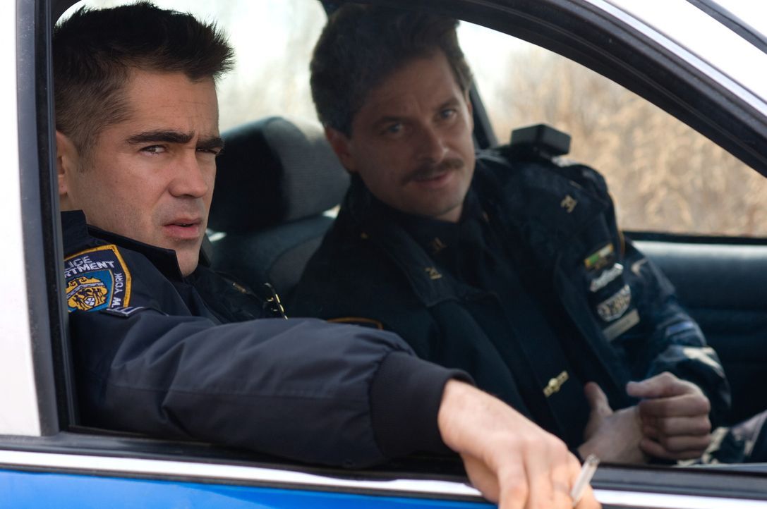 Haben eine Möglichkeit gefunden, ihr eher mäßiges Polizistengehalt aufzupeppen: die Cops Jimmy (Colin Farrell, l.) und Kenny (Shea Whigham, r.).... - Bildquelle: 2008   Warner Brothers
