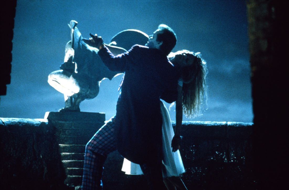 Der diabolische Joker (Jack Nicholson, l.) entführt die schöne Journalistin Vicky Vale (Kim Basinger, r.), um das einzige Hindernis, das sich ihm... - Bildquelle: Warner Bros.