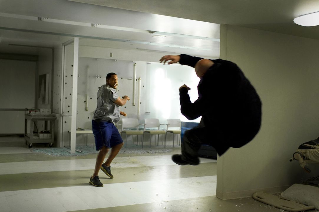 Pech gehabt! Mountain Man (David Mattey, r.) läuft Hancock (Will Smith, l.) direkt vor die Fäuste ... - Bildquelle: Sony Pictures